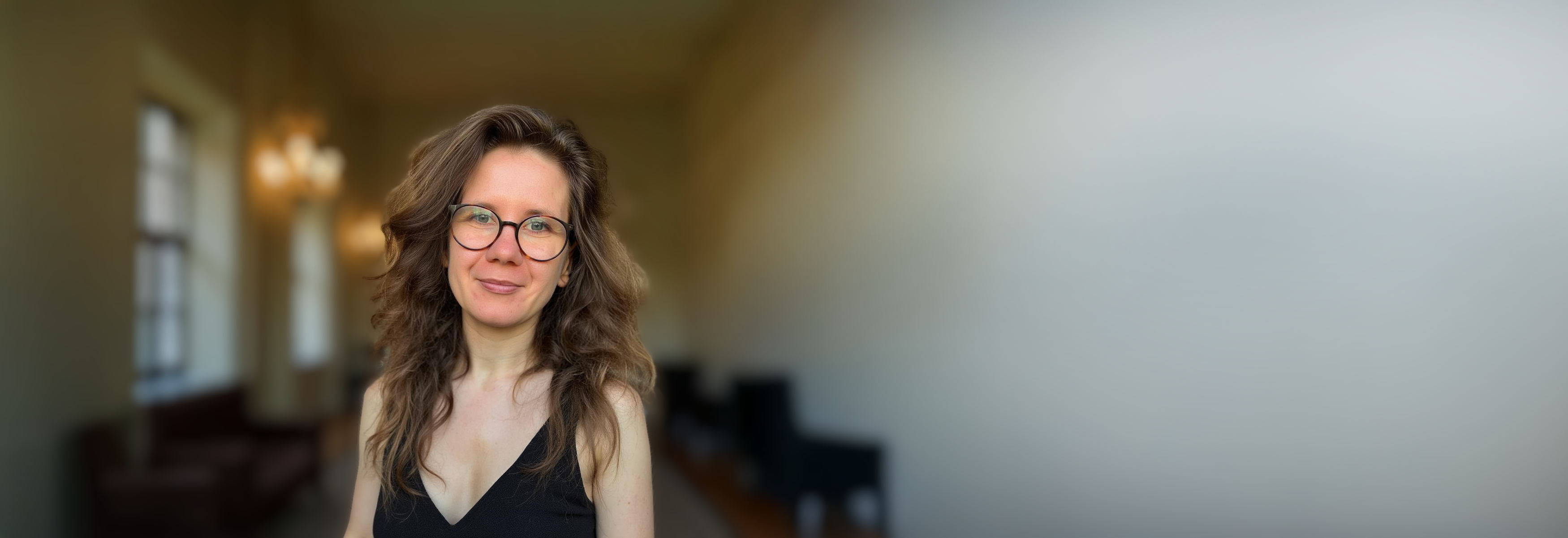 Franziska Wendling in einem modernen Innenraum – Headerbild der Service-Seite für Social Media und Design