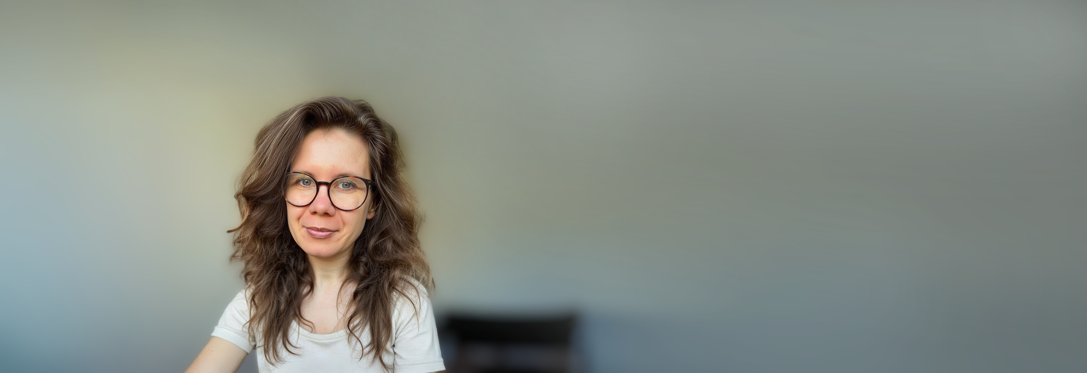 Franziska Wendling vor neutralem Hintergrund – Headerbild der Portfolio-Seite